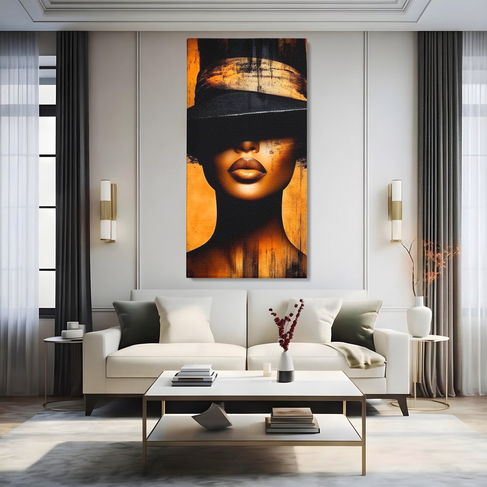 Tablou canvas cu tablou canvas cu buze si palarie, fara rama, pe sasiu de lemn, pe perete intr-un living